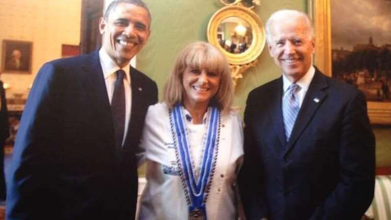Μαρία Λόη: Η Ελληνίδα σεφ που μαγείρεψε στον Λευκό Οίκο - Το τζατζίκι του Μπάιντεν και ο μουσακάς του Ομπάμα