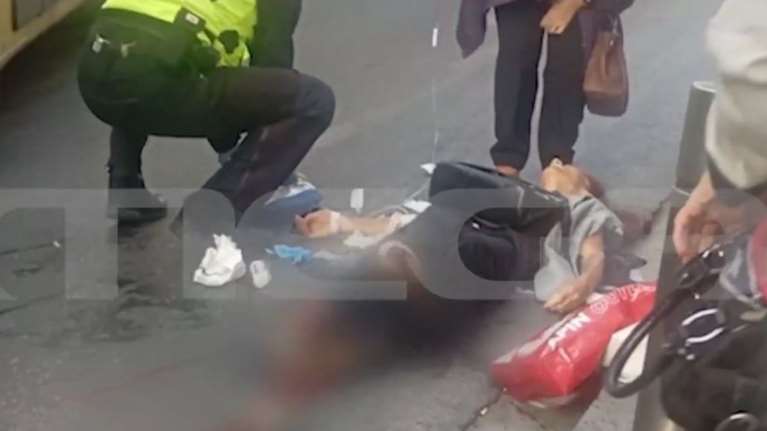 Πειραιάς: Χαροπαλεύει η 72χρονη που παρασύρθηκε από λεωφορείο - Μπορεί να ακρωτηριαστούν και τα δύο πόδια της