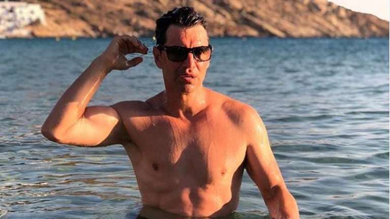 Σάκης Ρουβάς: Διχάζει το νέο τραγούδι του - &quot;Δεν μπορείς να λες Θεοδωράκη και μετά να κάνεις &quot;κούνια μπέλα&quot;&quot;