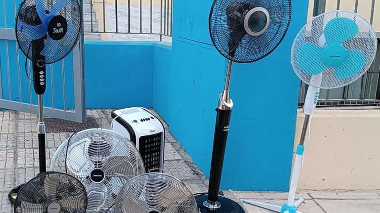 Πανελλήνιες 2024: Γονείς κουβάλησαν... ανεμιστήρες στο σχολείο για τα παιδιά τους - Λιποθύμησε φοιτητής στο ΑΠΘ