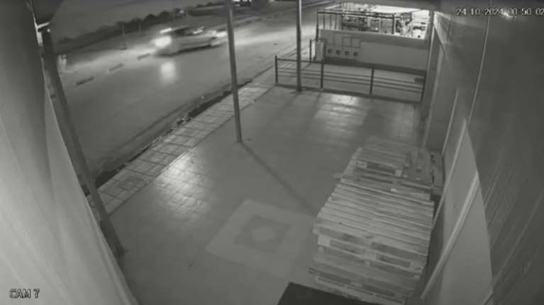 Αναζητείται επικίνδυνος οδηγός στα Τρίκαλα - Προκάλεσε τροχαίο και εξαφανίστηκε [βίντεο ντοκουμέντο]