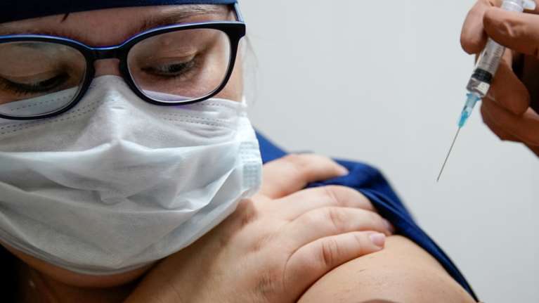 Εμβόλιο Pfizer: Συμπτώματα γρίπης και hangover οι παρενέργειες - Τι περιγράφουν οι εθελοντές μετά τις δοκιμές