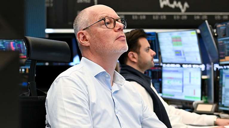 Κατρακυλούν ευρωπαϊκές και ασιατικές χρηματαγορές μετά τους δασμούς Τραμπ - Βουτιά 8,9% και στην Αθήνα