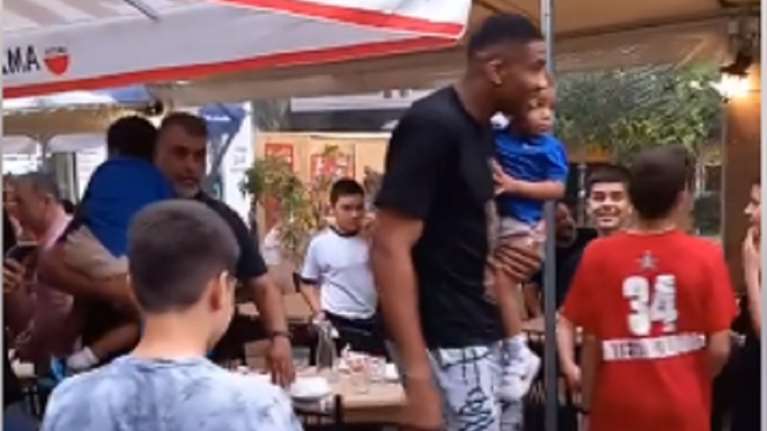 Χαμός στον Βύρωνα για τον Γιάννη Αντετοκούνμπο - Πήγε σε ταβέρνα και οι πιτσιρικάδες τρελάθηκαν [βίντεο]