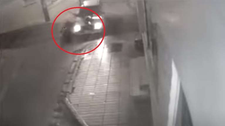 Η ανατριχιαστική στιγμή που ντελιβεράς παραβιάζει STOP και πέφτει πάνω σε ΙΧ [Βίντεο]