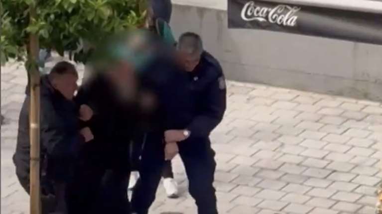 Λαμία: Σε παραλήρημα ο Αρχιμανδρίτης που έβριζε και χτύπαγε αστυνομικούς - &quot;Φάγανε τον Χριστόδουλο, θέλουν να φάνε κι εμένα&quot;