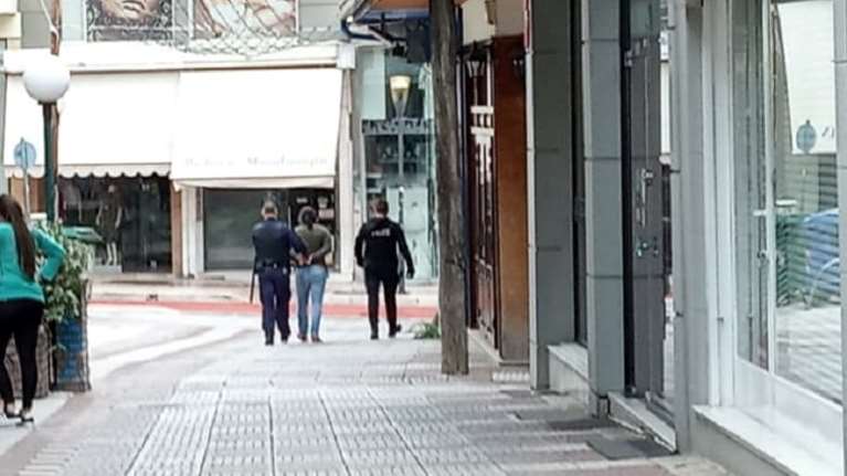 Σοκ στο Αγρίνιο: Άντρας τραυμάτισε με μαχαίρι μια γυναίκα και την 16χρονη κόρη της