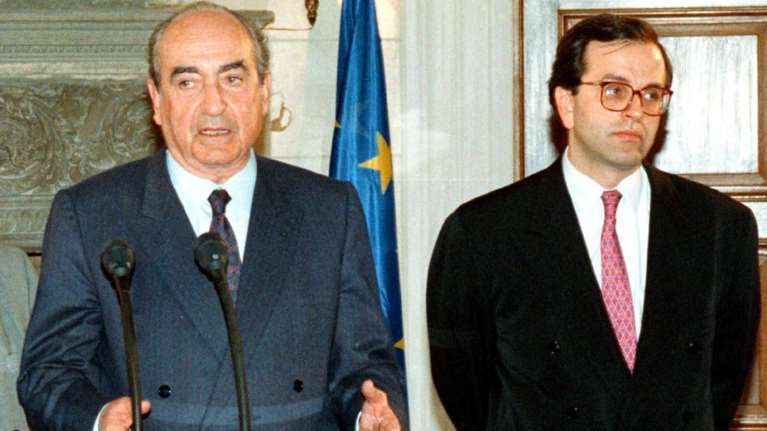 Η πρώτη φορά του Σαμαρά: Η έξοδος από τη ΝΔ για το "Σκοπιανό" το ΄92 -  Τότε τον απέπεμψε ο πατέρας Μητσοτάκης