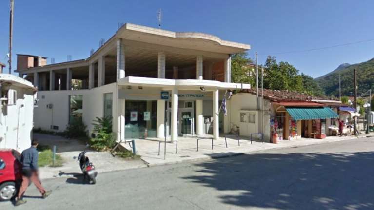 &quot;Θερμό επεισόδιο&quot; με δύο αρνητές μάσκας σε τράπεζα στο Μουζάκι - Τους συνέλαβαν