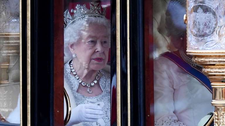 Ο περίεργος και... εντελώς λάθος τίτλος της βασίλισσας Ελισάβετ - Γιατί θεώρησαν υποτιμητικό να τον διορθώσουν