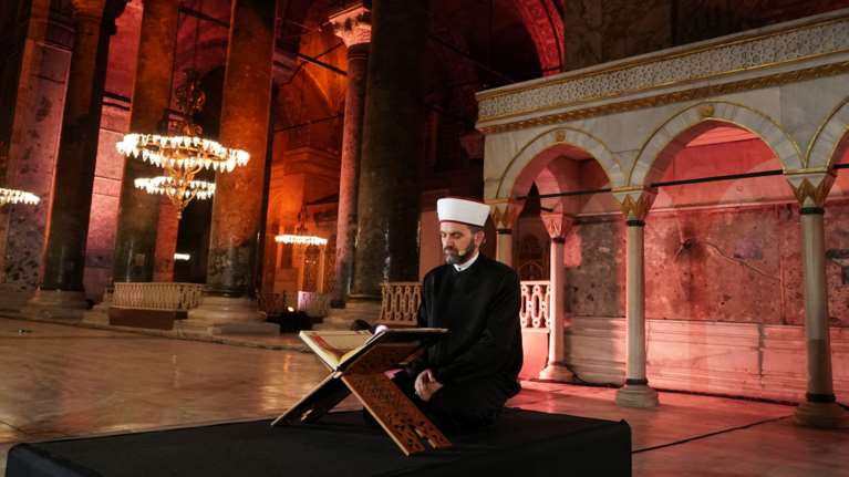 ΥΠΕΞ: Πρόκληση κατά των Χριστιανών η ανάγνωση του Κορανίου μέσα στην Αγία Σοφία
