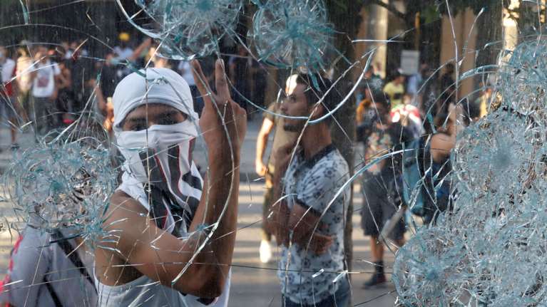 Έκρηξη συγκρούσεων στη Βηρυτό: Διαδηλωτές πολιορκούν το Κοινοβούλιο και εισβάλουν σε κυβερνητικά κτήρια [εικόνες]