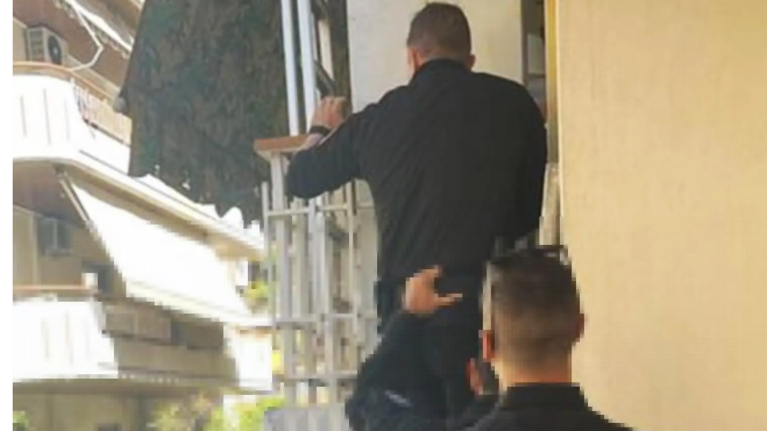 Αστυνομικοί σκαρφάλωσαν σε μπαλκόνι για να βοηθήσουν ηλικιωμένη