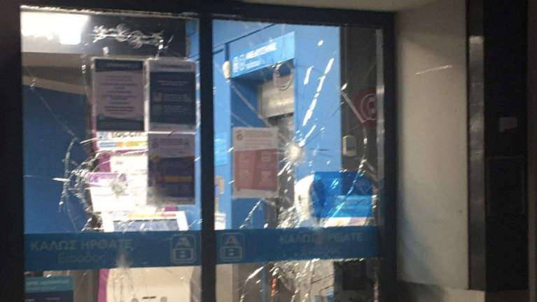 Νέα επεισόδια στην Κυψέλη: Αντιεξουσιαστές έσπασαν βιτρίνες και αυτοκίνητα