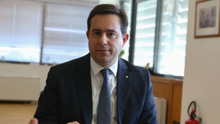 Η απάντηση Μηταράκη σε ΣΥΡΙΖΑ και  ΚΕΕΡΦΑ για το συλλαλητήριο μεταναστών με συνθήματα κατά Μητσοτάκη [βίντεο]