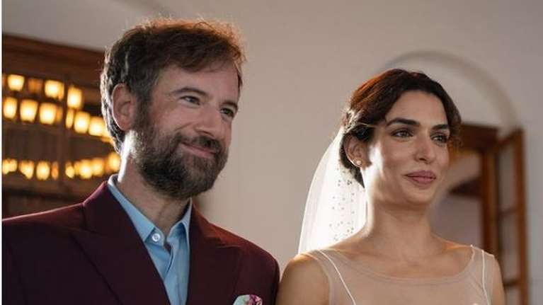 Τόνια Σωτηροπούλου: Η πρώτη φωτογραφία του γάμου της με τον Κωστή Μαραβέγια - Ο Μουζουράκης μεταξύ των 10 καλεσμένων