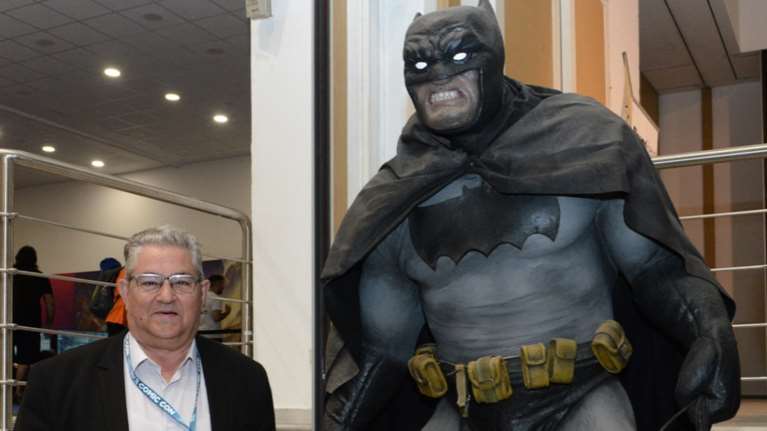 &quot;Kutsu-batman&quot;: Viral η φωτογραφία του Κουτσούμπα δίπλα στον Μπάτμαν στο Comic Con - Επικά σχόλια στο Χ