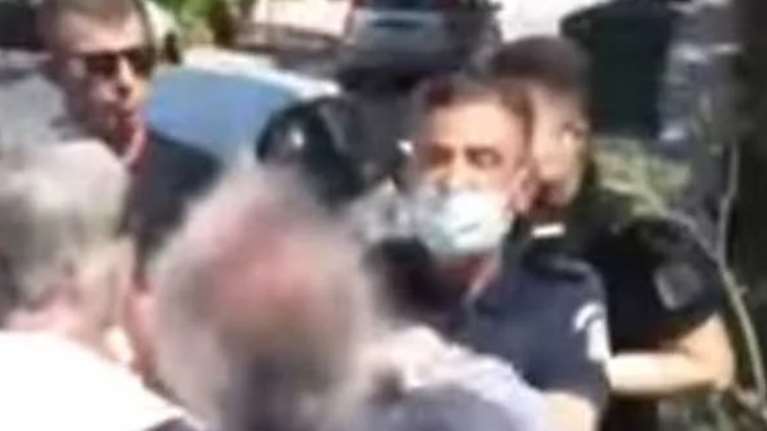 Χαμός στην Ηλιούπολη ανάμεσα σε ιερέα, πιστούς και αστυνομία: Δεν επέτρεψαν λειτουργία λόγω κινδύνου πυρκαγιάς [βίντεο]