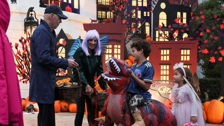 Ο Τζο Μπάιντεν γιόρτασε το Halloween στον Λευκό Οίκο - Η Τζιλ ντυμένη πεταλούδα με μωβ περούκα [εικόνες]