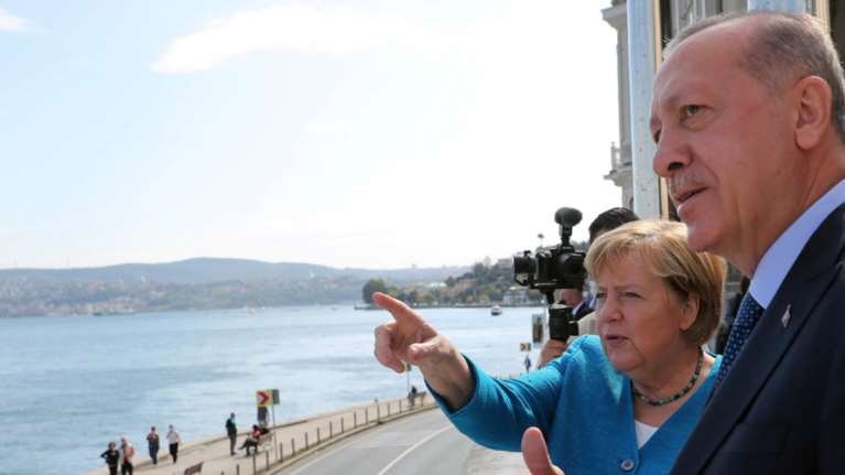 Συνάντηση Μέρκελ - Ερντογάν με &quot;σπόντες&quot; για την Ελλάδα - Προκλητικές αναφορές από τον Τούρκο πρόεδρο