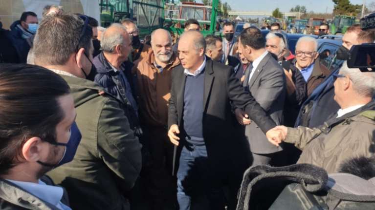 Ο Βελόπουλος στα μπλόκα των αγροτών στη Νίκαια: Ζητάει να έρθουν και ο Μητσοτάκης με τον Τσίπρα