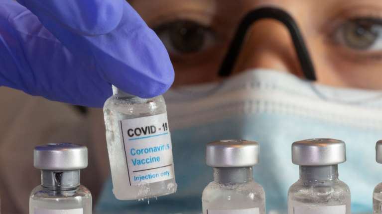 Κορονοϊός: Ποιοι θα εμβολιαστούν πρώτοι- Ποιοι δεν θα κάνουν το εμβόλιο στην Ελλάδα