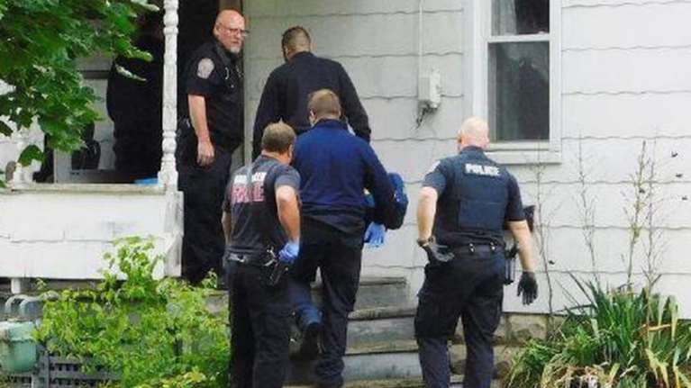 Σοκ στις ΗΠΑ: 2χρονο αγόρι πυροβόλησε κατά λάθος και σκότωσε την έγκυο μητέρα του - Δεν σώθηκε ούτε το μωρό [βίντεο]