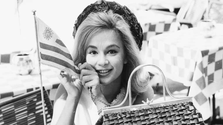 Πάσχα άλλης εποχής: Η Αλίκη Βουγιουκλάκη σουβλίζει αρνί σε ιστορική ταβέρνα - Ρετρό κλικ