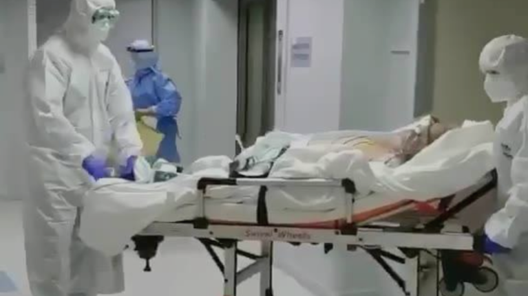 Ασκληπιείο Βούλας: &quot;Στο καλό&quot; φωνάζουν οι γιατροί αποχαιρετώντας ασθενή που βγαίνει από τη ΜΕΘ [βίντεο]