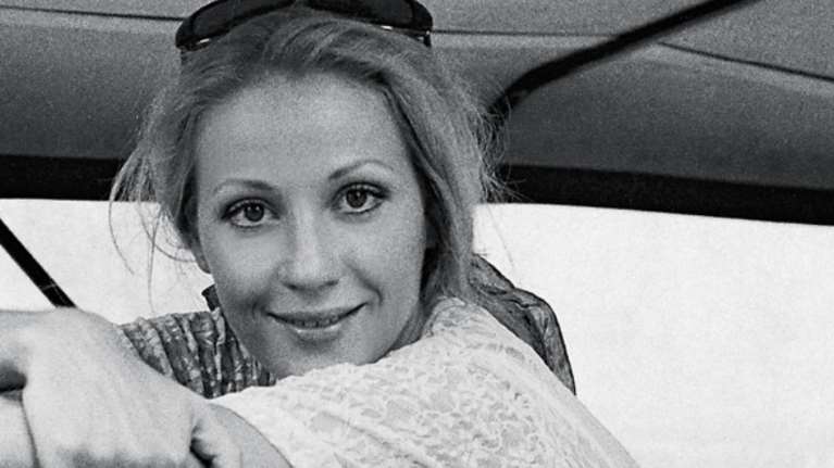 Ζωή Λάσκαρη: Οταν είχε φωτογραφηθεί τη δεκαετία του 60′ στο διαμέρισμα της στο Κολωνάκι