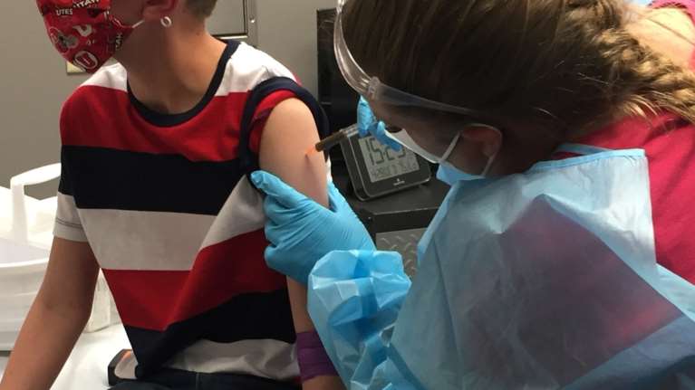 Εμβολιασμός παιδιών: Γιατί πρέπει να εμβολιαστούν - Τι ισχύει για τη δεύτερη δόση και τις παρενέργειες