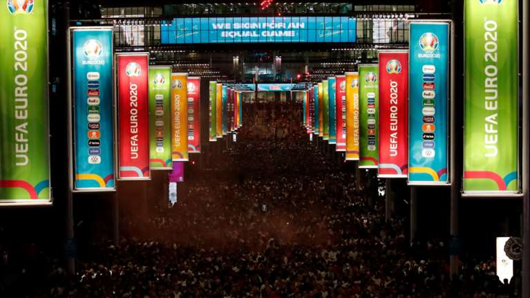 &quot;Τρομάζει&quot; το Γουέμπλεϊ: Ο απίστευτος συνωστισμός μπορεί να προκαλέσει 100.000 κρούσματα κορονοϊού την ημέρα [Εικόνες]