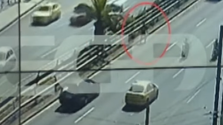 Βίντεο σοκ από τροχαίο στη Συγγρού: Πέρασε το δρόμο πεζός και τον χτύπησε ΙΧ