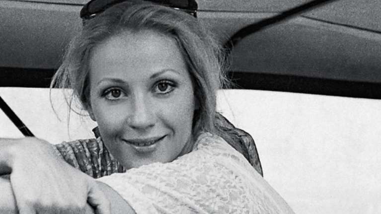 Ρετρό κλικ: Η Ζωή Λάσκαρη κόβει τη γαμήλια τούρτα στον πρώτο της γάμο - Μία θεά, σαν πριγκίπισσα