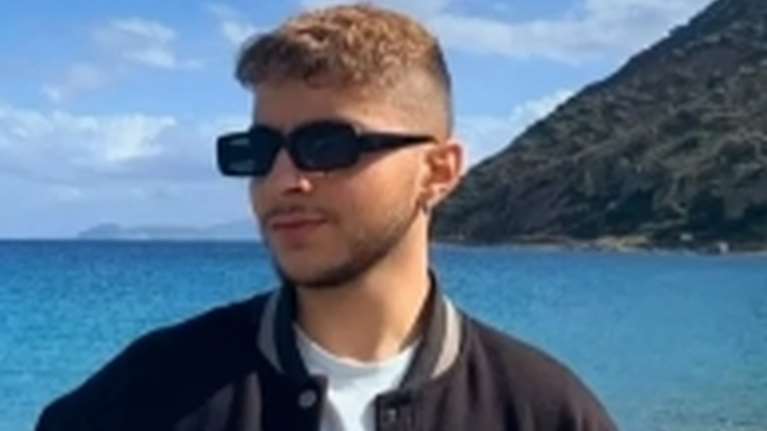 &quot;Οι αιματολογικές έδειξαν ότι δεν είχε πιει πολύ αλκοόλ&quot;: Συντετριμμένη η μητέρα του 18χρονου που πέθανε σε μπαρ του Πειραιά