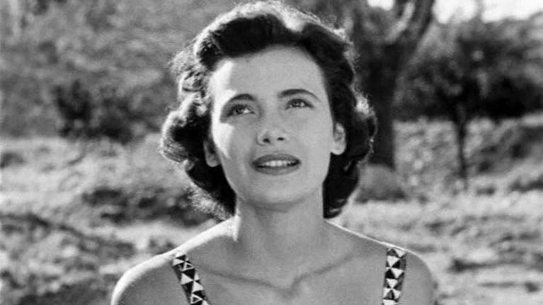 Τζένη Καρέζη: Η πανέμορφη Δεσποινίδα που έγινε η Κυρία του θεάτρου και του σινεμά [Εικόνες]