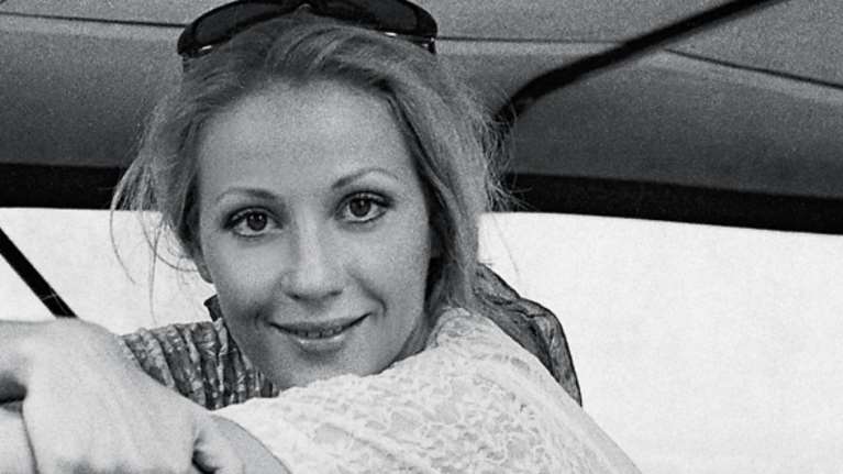 Ρετρό φωτός: Η Ζωή Λάσκαρη εκθαμβωτική με κόκκινη τουαλέτα  Valentino στα 40ά γενέθλιά της