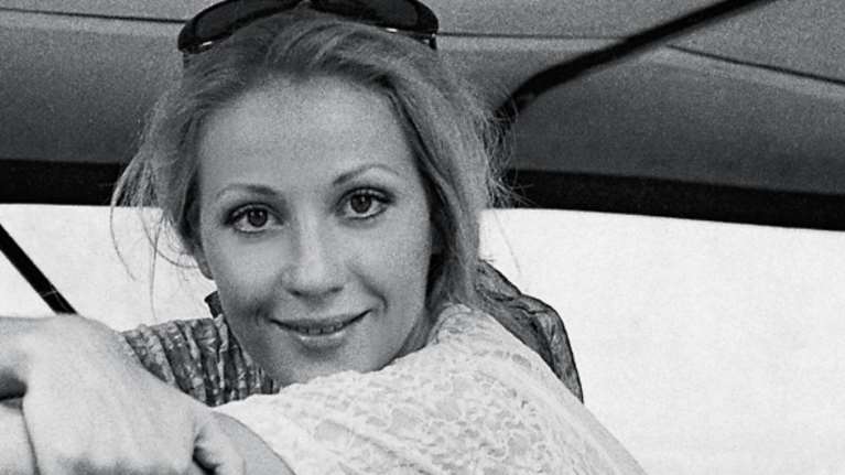 Ρετρό κλικ: Η Ζωή Λάσκαρη στα γενέθλιά της με κόκκινη τουαλέτα Valentino - Με Βουγιουκλάκη και Γαληνέα