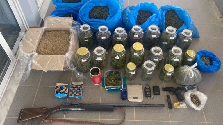 Κόρινθος: Τους έπιασαν με 34 κιλά χασίς και αρχαία αγγεία - &quot;Οικογενειακή&quot; επιχείρηση [εικόνες]