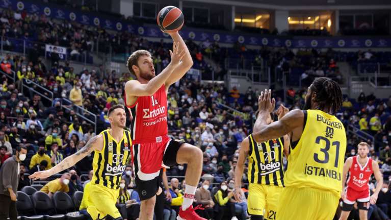 Euroleague: Δεν άντεξε ο Ολυμπιακός, έχασε από τη Φενέρ στην Πόλη - Αποβλήθηκε ο Γιώργος Μπαρτζώκας