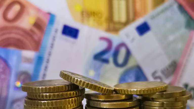 Αυξάνεται στα 780 ευρώ από σήμερα ο κατώτατος μισθός - Οι αλλαγές σε επιδόματα και τριετίες