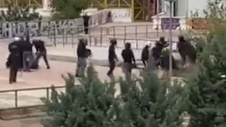 Πολυτεχνειούπολη: Η στιγμή του άγριου ξυλοδαρμού μεταξύ κουκουλοφόρων - Ταυτοποιήθηκε ο νταής που χαστούκισε την υπάλληλο