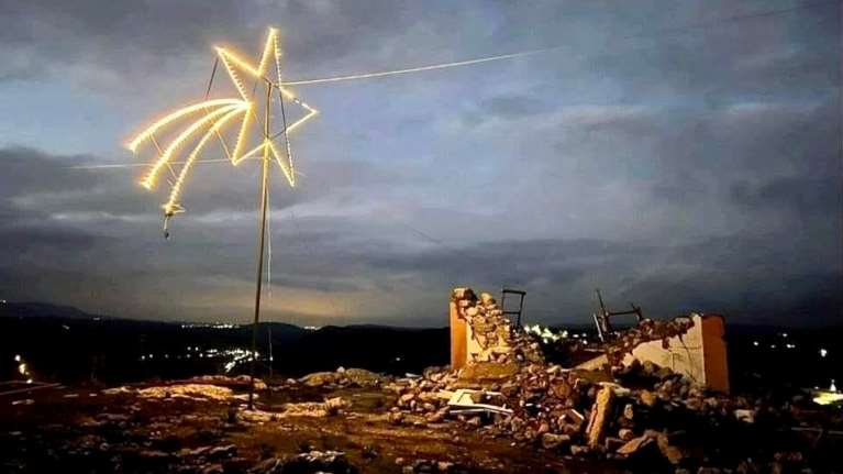 Κρήτη - Χριστούγεννα στο σεισμόπληκτο Αρκαλοχώρι: Έλαμψε το αστέρι πάνω από τα συντρίμμια [εικόνες]