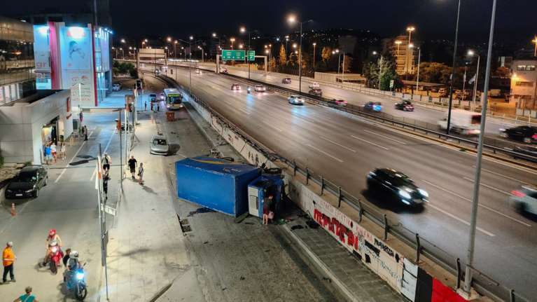 Λεωφόρος Κηφισού: Ανατροπή φορτηγού στον παράδρομο - Έσπασε τις προστατευτικές μπάρες