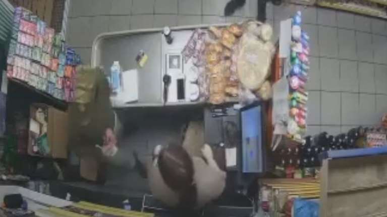 Νέα Σμύρνη: Συνελήφθη 24χρονος που "χτυπούσε" μίνι μάρκετ - Βίντεο ντοκουμέντο