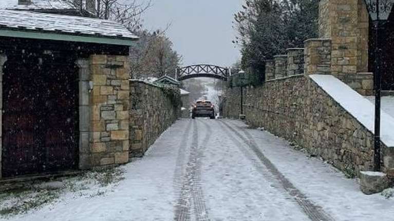 &quot;Λευκή Κυριακή&quot;: Η πρώτη ανακοίνωση της ΕΛΑΣ για χρήση αντιολισθητικών αλυσίδων - Άσπρισαν Γρεβενά, Μέτσοβο και Τρίκαλα [εικόνες]