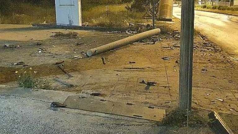 ΙΧ καρφώθηκε σε κολώνα στο Μαρκόπουλο: Ένας 27χρονος νεκρός και μία 23χρονη σοβαρά τραυματίας