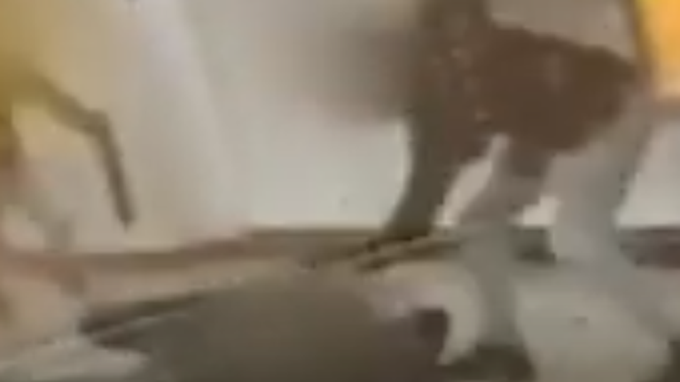 Βίντεο σοκ με τον άγριο ξυλοδαρμό σταθμάρχη του μετρό από αρνητές μάσκας - Οργή Χρυσοχοΐδη για το περιστατικό