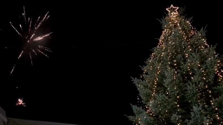 Μπορεί να είναι ακόμα &quot;καλοκαίρι&quot; αλλά στη Χαλκιδική φωταγωγήθηκε χριστουγεννιάτικο δέντρο ύψους 13 μέτρων