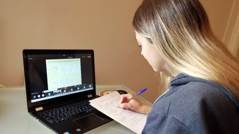 Τηλεκπαίδευση με ρεκόρ συμμετοχών: Πάνω από 1,6 εκατ. μέλη σε ψηφιακές τάξεις Δημοτικών, Γυμνασίων και Λυκείων